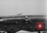 Standbild Deutsche Nachspeisen defensive Kräfte am Strand von Cargo Segelflugzeuge während Wo Italien, 1943, aus Sekunde 16 historischem Filmmaterial Videoclip 65675041934