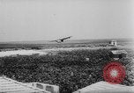 Standbild Deutsche Nachspeisen defensive Kräfte am Strand von Cargo Segelflugzeuge während Wo Italien, 1943, aus Sekunde 17 historischem Filmmaterial Videoclip 65675041934