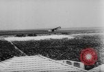 Standbild Deutsche Nachspeisen defensive Kräfte am Strand von Cargo Segelflugzeuge während Wo Italien, 1943, aus Sekunde 18 historischem Filmmaterial Videoclip 65675041934