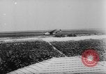 Standbild Deutsche Nachspeisen defensive Kräfte am Strand von Cargo Segelflugzeuge während Wo Italien, 1943, aus Sekunde 19 historischem Filmmaterial Videoclip 65675041934