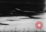 Standbild Deutsche Nachspeisen defensive Kräfte am Strand von Cargo Segelflugzeuge während Wo Italien, 1943, aus Sekunde 20 historischem Filmmaterial Videoclip 65675041934