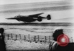 Standbild Deutsche Nachspeisen defensive Kräfte am Strand von Cargo Segelflugzeuge während Wo Italien, 1943, aus Sekunde 23 historischem Filmmaterial Videoclip 65675041934