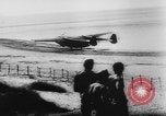 Standbild Deutsche Nachspeisen defensive Kräfte am Strand von Cargo Segelflugzeuge während Wo Italien, 1943, aus Sekunde 24 historischem Filmmaterial Videoclip 65675041934