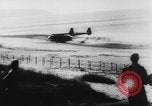 Standbild Deutsche Nachspeisen defensive Kräfte am Strand von Cargo Segelflugzeuge während Wo Italien, 1943, aus Sekunde 25 historischem Filmmaterial Videoclip 65675041934