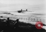 Standbild Deutsche Nachspeisen defensive Kräfte am Strand von Cargo Segelflugzeuge während Wo Italien, 1943, aus Sekunde 26 historischem Filmmaterial Videoclip 65675041934