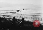 Standbild Deutsche Nachspeisen defensive Kräfte am Strand von Cargo Segelflugzeuge während Wo Italien, 1943, aus Sekunde 27 historischem Filmmaterial Videoclip 65675041934
