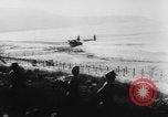 Standbild Deutsche Nachspeisen defensive Kräfte am Strand von Cargo Segelflugzeuge während Wo Italien, 1943, aus Sekunde 28 historischem Filmmaterial Videoclip 65675041934
