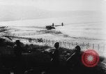 Standbild Deutsche Nachspeisen defensive Kräfte am Strand von Cargo Segelflugzeuge während Wo Italien, 1943, aus Sekunde 29 historischem Filmmaterial Videoclip 65675041934