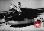 Standbild Deutsche Nachspeisen defensive Kräfte am Strand von Cargo Segelflugzeuge während Wo Italien, 1943, aus Sekunde 31 historischem Filmmaterial Videoclip 65675041934