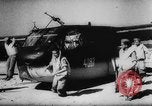 Standbild Deutsche Nachspeisen defensive Kräfte am Strand von Cargo Segelflugzeuge während Wo Italien, 1943, aus Sekunde 32 historischem Filmmaterial Videoclip 65675041934