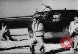 Standbild Deutsche Nachspeisen defensive Kräfte am Strand von Cargo Segelflugzeuge während Wo Italien, 1943, aus Sekunde 33 historischem Filmmaterial Videoclip 65675041934