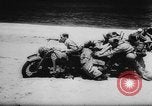 Standbild Deutsche Nachspeisen defensive Kräfte am Strand von Cargo Segelflugzeuge während Wo Italien, 1943, aus Sekunde 35 historischem Filmmaterial Videoclip 65675041934