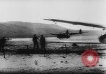 Standbild Deutsche Nachspeisen defensive Kräfte am Strand von Cargo Segelflugzeuge während Wo Italien, 1943, aus Sekunde 43 historischem Filmmaterial Videoclip 65675041934