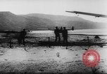Standbild Deutsche Nachspeisen defensive Kräfte am Strand von Cargo Segelflugzeuge während Wo Italien, 1943, aus Sekunde 44 historischem Filmmaterial Videoclip 65675041934