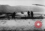 Standbild Deutsche Nachspeisen defensive Kräfte am Strand von Cargo Segelflugzeuge während Wo Italien, 1943, aus Sekunde 45 historischem Filmmaterial Videoclip 65675041934