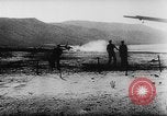 Standbild Deutsche Nachspeisen defensive Kräfte am Strand von Cargo Segelflugzeuge während Wo Italien, 1943, aus Sekunde 46 historischem Filmmaterial Videoclip 65675041934