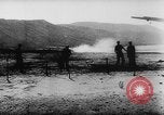 Standbild Deutsche Nachspeisen defensive Kräfte am Strand von Cargo Segelflugzeuge während Wo Italien, 1943, aus Sekunde 47 historischem Filmmaterial Videoclip 65675041934