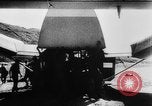 Standbild Deutsche Nachspeisen defensive Kräfte am Strand von Cargo Segelflugzeuge während Wo Italien, 1943, aus Sekunde 50 historischem Filmmaterial Videoclip 65675041934