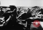 Standbild Deutsche Nachspeisen defensive Kräfte am Strand von Cargo Segelflugzeuge während Wo Italien, 1943, aus Sekunde 59 historischem Filmmaterial Videoclip 65675041934