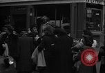 Immagine di South Broadway shopping Los Angeles Los Angeles California USA, 1950, secondo 11 filmato di repertorio 65675041962
