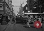 Immagine di South Broadway shopping Los Angeles Los Angeles California USA, 1950, secondo 19 filmato di repertorio 65675041962