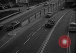 Immagine di South Broadway shopping Los Angeles Los Angeles California USA, 1950, secondo 57 filmato di repertorio 65675041962