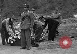 Standbild Suche Für abgestürzte USAF C-47 Flugzeuge San Giacomo di Entracque Italien, 1954, aus Sekunde 49 historischem Filmmaterial Videoclip 65675042032