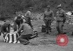 Standbild Suche Für abgestürzte USAF C-47 Flugzeuge San Giacomo di Entracque Italien, 1954, aus Sekunde 56 historischem Filmmaterial Videoclip 65675042032