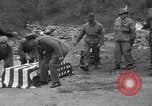 Standbild Suche Für abgestürzte USAF C-47 Flugzeuge San Giacomo di Entracque Italien, 1954, aus Sekunde 58 historischem Filmmaterial Videoclip 65675042032
