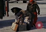Immagine di Salvataggio di B-52 crash superstiti Bangor Maine USA, 1963, secondo 15 filmato di repertorio 65675042037