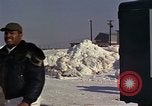 Immagine di Salvataggio di B-52 crash superstiti Bangor Maine USA, 1963, secondo 36 filmato di repertorio 65675042037