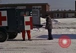Immagine di Salvataggio di B-52 crash superstiti Bangor Maine USA, 1963, secondo 50 filmato di repertorio 65675042037