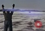 Immagine di Salvataggio di B-52 crash superstiti Bangor Maine USA, 1963, secondo 55 filmato di repertorio 65675042037