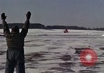 Immagine di Salvataggio di B-52 crash superstiti Bangor Maine USA, 1963, secondo 56 filmato di repertorio 65675042037