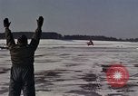 Immagine di Salvataggio di B-52 crash superstiti Bangor Maine USA, 1963, secondo 58 filmato di repertorio 65675042037