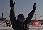 Immagine di Salvataggio di B-52 crash superstiti Bangor Maine USA, 1963, secondo 59 filmato di repertorio 65675042037
