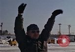 Immagine di Salvataggio di B-52 crash superstiti Bangor Maine USA, 1963, secondo 60 filmato di repertorio 65675042037