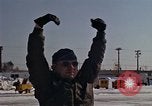 Immagine di Salvataggio di B-52 crash superstiti Bangor Maine USA, 1963, secondo 61 filmato di repertorio 65675042037