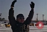 Immagine di Salvataggio di B-52 crash superstiti Bangor Maine USA, 1963, secondo 62 filmato di repertorio 65675042037