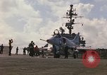 Image USS Constellation lancement avion pendant la guerre de Vietnam Station Yankee Vietnam, 1967, de la seconde 4 séquences d'archives historiques vidéo 65675042047