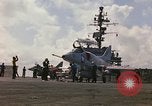 Image USS Constellation lancement avion pendant la guerre de Vietnam Station Yankee Vietnam, 1967, de la seconde 5 séquences d'archives historiques vidéo 65675042047