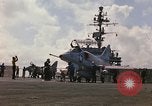 Image USS Constellation lancement avion pendant la guerre de Vietnam Station Yankee Vietnam, 1967, de la seconde 6 séquences d'archives historiques vidéo 65675042047