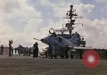 Image USS Constellation lancement avion pendant la guerre de Vietnam Station Yankee Vietnam, 1967, de la seconde 7 séquences d'archives historiques vidéo 65675042047