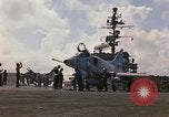 Image USS Constellation lancement avion pendant la guerre de Vietnam Station Yankee Vietnam, 1967, de la seconde 8 séquences d'archives historiques vidéo 65675042047