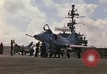 Image USS Constellation lancement avion pendant la guerre de Vietnam Station Yankee Vietnam, 1967, de la seconde 11 séquences d'archives historiques vidéo 65675042047