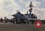 Image USS Constellation lancement avion pendant la guerre de Vietnam Station Yankee Vietnam, 1967, de la seconde 14 séquences d'archives historiques vidéo 65675042047