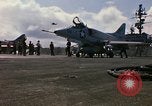 Image USS Constellation lancement avion pendant la guerre de Vietnam Station Yankee Vietnam, 1967, de la seconde 17 séquences d'archives historiques vidéo 65675042047