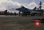 Image USS Constellation lancement avion pendant la guerre de Vietnam Station Yankee Vietnam, 1967, de la seconde 23 séquences d'archives historiques vidéo 65675042047