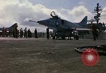 Image USS Constellation lancement avion pendant la guerre de Vietnam Station Yankee Vietnam, 1967, de la seconde 25 séquences d'archives historiques vidéo 65675042047