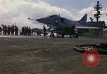 Image USS Constellation lancement avion pendant la guerre de Vietnam Station Yankee Vietnam, 1967, de la seconde 26 séquences d'archives historiques vidéo 65675042047
